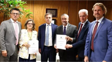 STF, PGR e Polícia Federal recebem o relatório aprovado na CPMI do INSS que responsabiliza governo Bolsonaro por fraudes